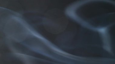 Boya gazı. Sis mürekkebi. Odaklanmamış neon rengi su dumanı akrilik duman kimyasal dokusu soyut kara sanat arka planında yüzüyor..