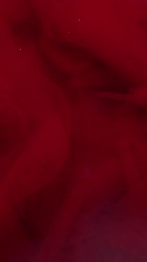 Dikey video. Dalgalanma arka planı. Sis girdabı. Bulanık kırmızı mor mürekkep rengi, akrilik soyutlama üzerinde yüzen parlak pigment sıvısı..