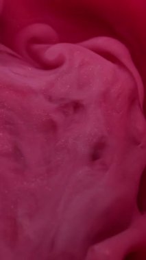 Dikey video. Sis rengi. Sıvı mürekkep. Odaklanmamış mor buhar dokusu ruhani su akrilik akışı soyut sanat arka planında ilerliyor.