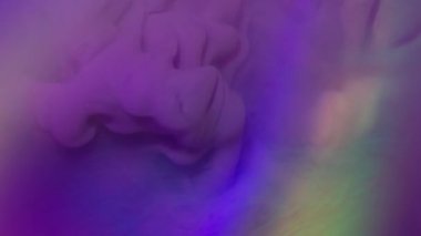 Su altı mürekkebi. Dalga sanatı. Bulanık mor eflatun neon renkli parlak desenli sis sıvısı soyut yaratıcı ışık arka planında yüzüyor..