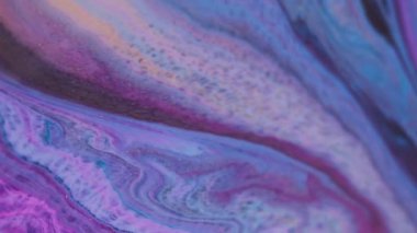 Boya karışımı. Mürekkep dalgalanması. Bulanık mor mavi renk su altın karışımı sıvı emülsiyonu soyut yaratıcı arka planda yüzüyor.