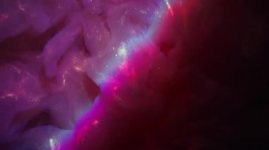 Parıldayan mürekkep sanatı. Neon duman sanatı. Odaklanmamış mor pembe renkli girdap şeklindeki gökkuşağı dokusu soyut koyu siyah ışık arka planında yüzüyor..