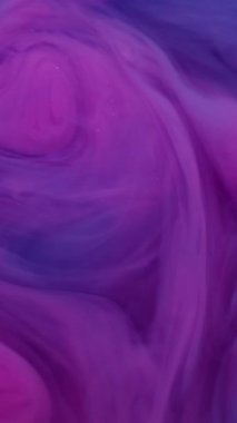 Dikey video. Ruhsal buhar. Fış sanatı. Suyun içindeki sıvı mürekkep dokusu soyut arkaplana yayılıyor..