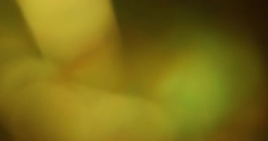 Bulanık film yanığı. Sızdıran lens. Turuncu sarı renkli ışık yansıma dokusu. Soyut sanat arkaplanı üzerine sıcak gradyan aydınlatma.