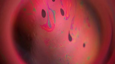 Görünmez boya girdabı. Uzay enerjisini daire içine al. Küre kırmızısı pembe renkli ışık girdabı. Soyut yağ akışı parlaklık turuncu yuvarlak mercek arka planı.