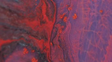 Parlak boya sıvısı. Parçacık sıvısı. Odaklanmamış turuncu mor renk ıslak parlak doku soyut yaratıcı akrilik arka planda yüzüyor.