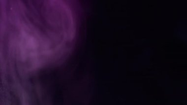 Boya dumanı. Renk sisi. Odaklanmamış mor neon su dumanı dokusu akrilik buhar soyut kara sanatın yaratıcı arka planında yüzüyor.