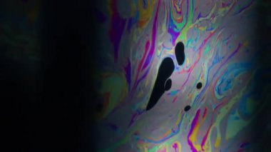 Benzin deseni. Yanardöner sabun. Spektrum yağlı sıvı fantezi gökkuşağı mürekkebi suyu çözdü. Soyut siyah arkaplanda boya karışımı.