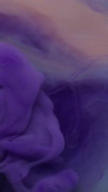 Dikey video. Dalgalanma arka planı. Sis girdabı. Odaklanmamış bronz, mor renkli, kimyasal, ışıltılı pigment parlatıcısı akrilik soyutlama üzerinde hareket ediyor..