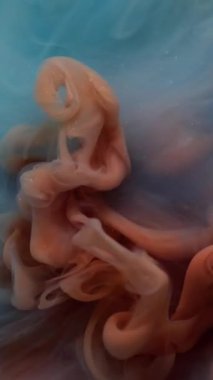 Dikey video. Su altyapısı. Boya rengi. Odaklanmamış turuncu mavi bulut dokusu dalgası. Sıvı kimyasal sıvı ruhani sanat üzerinde yüzüyor..