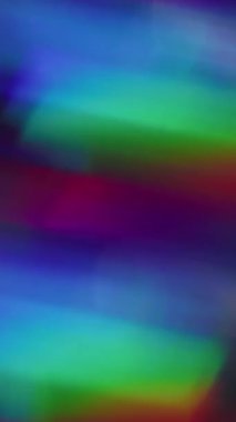 Dikey video. Odaklanmış işaret fişekleri. Kristal lens. Soyut koyu siyah arkaplanda çok renkli kırmızı mor ışık yanıp sönüyor.