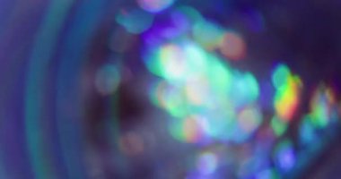 Bokeh prizma lensi. Renkli sızıntı bulanıklığı. Işıldayan daireler yuvarlak çerçevede döner. Gradyan neon yansıması soyut arkaplan.