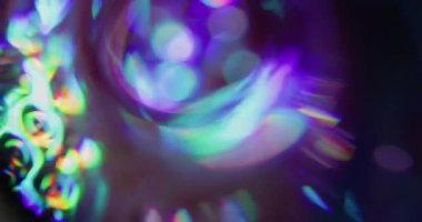 Odaklanamayan elmas kristali. Sanal işaret fişeği. Siyah arka planda neon renkli parlaklık. Spektrum küre bokeh etkisi.