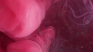 Parlak mürekkep sıçraması. Duman bulutu dokusu. Odaklanamayan pembe parıldayan buhar dalgası soyut sanat arkaplanı yayıyor..