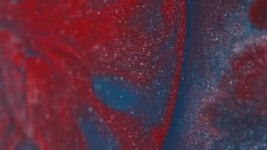 Işıldayan su sıçraması. Parıltılı boya döküldü. Odaklanmamış mavi renk parlak damlalar desen sıvı karışım akışı soyut sanat arkaplanı.