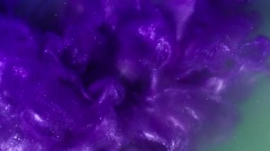 Boya dokusu karışımı. Işıldayan arka plan. Odaklanamayan sarı neon rengi kıvrımlı mor duman parlatıcı sıvısı yaratıcı soyutlama üzerine.