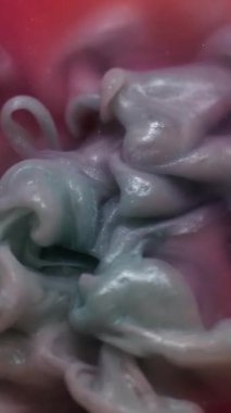 Dikey video. Sis dokusu. Mürekkep suyu. Odaklanmamış pembe renk duman kimyasal madde sıvı dalga sıvısı soyut sanat arka planında hareket ediyor.