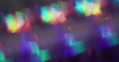 Odaklanamayan ışıldayan işaret fişeği. Gradyan ışık. Renkli parıltılı ışıltı dokusu karıştırıcı ışın. Karanlık soyut arkaplanda optik neon yansıması.