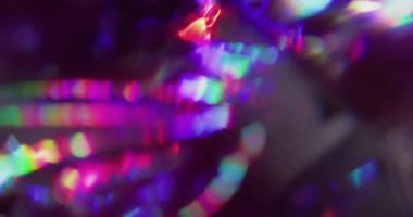 Odaklanamayan ışık lensi. Yansıma flaş dokusu. Siyah arka planda kırmızı yeşil parlak renk girdabı. Soyut kaleydoskop optik etkisi.