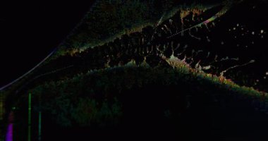 Dijital arıza bulanıklığı. Bilgisayar çökmesini göster. Siyah parıldayan soyut arkaplan üzerinde renkli sıvı akışı kırık cam titreşimi.