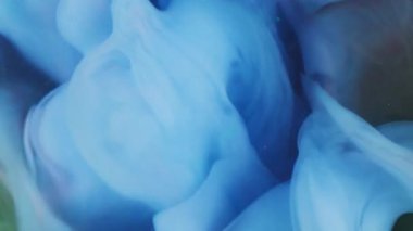 Boya suyu sıçraması. Duman bulutu dokusu. Odaklanmamış mavi buhar dalgası su altında soyut sanat arkaplan akışı.