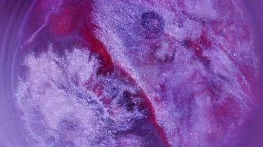 Mürekkep sıçraması. Kabarcık arkaplan. Neon ışıklı akrilik soyutlama üzerinde yüzen mor gümüş renkli boya dairesi dokusu.