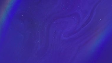 İşaret fişeği. Akış dalgası sanatı. Odaklanmamış mavi neon yeşil renkli kimyasal gökkuşağı simli sıvı damla soyut yaratıcı akrilik arka planda yüzer..