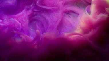 Işıl ışıl dökülüyor. Mürekkep girdabı. Pembe mor parlak akış siyah arkaplanda karışıyor. Odaklanamayan parlak gökkuşağı renginde ışık kemeri etrafında soyut su.