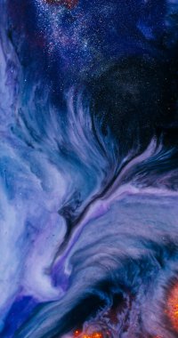 Işıldayan sıvı. Pigment girdabı. Renkli sıvı karışımı. Parlak mor mor beyaz boya akışı. Neon akrilik mürekkep kıvrımlı soyut bulanık arkaplan.