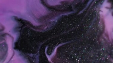 Köpüklü serpinti. Boya dokusu. Soyut yaratıcı koyu arkaplan üzerinde parlak parçacıklar akan bulanık pembe mavi renk.