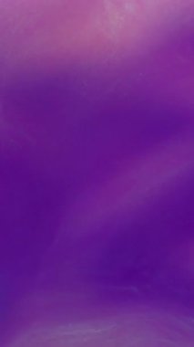 Dikey video. Sanal parıltı sızıntısı. Renkli odaklanmış kiriş. Violet neon parıltılı karanlık bir arka plan. Gece soyut kırılma optik etkisini örtüyor.