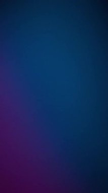 Dikey video. Işık sızıntısı. Spektrum bulanıklığı. Koyu arkaplandaki renkli odaklanmış nokta. Gece soyut sinematik optik efekti örtüyor.