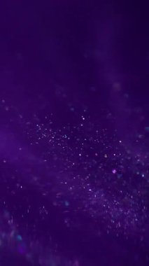 Dikey video. Metalik mürekkep. Parlak karışım. Renk sıvısı neon akışı parıldayan konfeti sızıntısı. Işıldayan parçacıklar menekşe suyu soyut arkaplanı bulanıklaştırır.