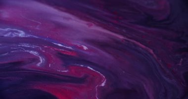 Mürekkep döküldü. Mermer dokusu. Soyut sanat arka planında odaksız mavi mor renkli parlak su akrilik akışı parlak partiküller.