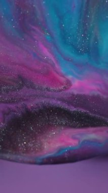 Dikey video. Boya girdabı bulanıklığı. Akrilik dökülmesi. Soyut yuvarlak mercek rengini karıştıran mor siyah boya. Işıldayan pigment menekşe arkaplanda çözülüyor.