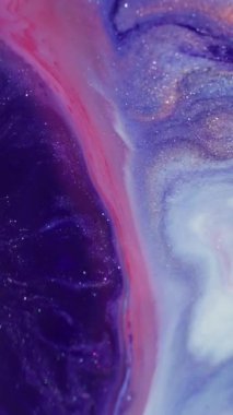 Dikey video. Parıldayan sıvı. Odaklanmamış mürekkep girdabı. Mor mor, pırıl pırıl, akrilik emülsiyon. Renk akışını soyut arka planda karıştırıyor..