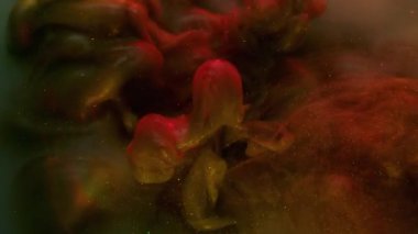 Boya patlaması. Parıldayan duman dalgası. Odaklanmamış turuncu mavi renkli gökkuşağı soyut arkaplana yayılan bulut sıvısı parçacıkları sıçratır.