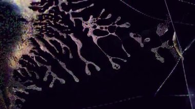 Bozulma titreşimi. Bozuk elektronik sinyal. Mavi sarı mor renkli sanat eserleri soyut koyu siyah bokeh arka planda sıvı fütüristik sıçrama.