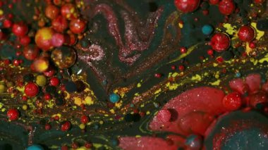 Boya emülsiyon karışımı. Baloncuk sanatı. Bulanık kırmızı mavi mürekkep yağı damlası yuvarlak desen akrilik ıslak pigment dairesi soyut zemin üzerinde.