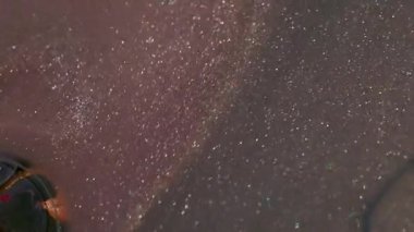 Mürekkep sıçraması. Parıldayan kabarcıklar. Odaklanmamış mor turuncu renk soyut sanat arka planında parlak yuvarlak yağ dokusu akrilik sıçraması.