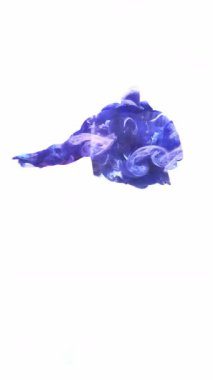 Dikey video. Dansçı silueti. Hip hop gösterisi. Mavi duman, beyaz üzerine izole edilmiş enerjik adamın serbest stil hareketlerini ortaya çıkarıyor..