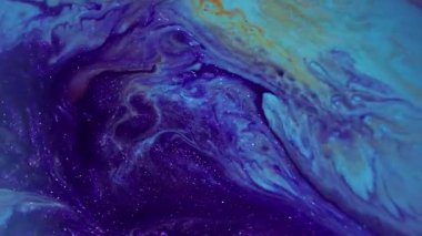 Parıldayan mürekkep. Bulanık benzin sızıntısı. Odaklanmamış mor turuncu renkli karışım desen soyut sanat arka planında su parıltısı sıvı akışı.