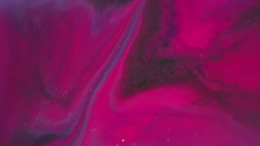 Parıltılı boya suyu. Parlak akrilik sıvı. Soyut arkaplanda, pembemsi mor parlak pigmentler koyu siyah lekeler.