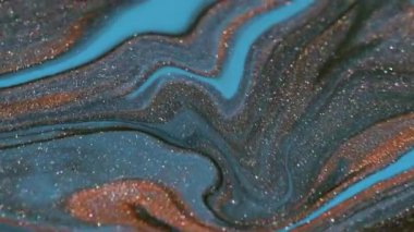 Dökülen doku. Boya akışı. Odaksız mavi turuncu bronz kimyasal sıvı soyut sanat arka planında yüzen ışıltılı pigmentler..