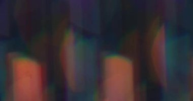 Bokeh ışığı. Lens fişeği. Odaklanmamış turuncu mavi mor renkli yuvarlak gökkuşağı deseni soyut arka planda parıldıyor..