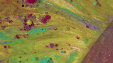 Mürekkep sıvısı. Kabarcık akışı. Soyut sanat arka planında, çözünmüş sarı, kırmızı, parlak, yeşil pigment, ıslak yağ dokusu dairesi..