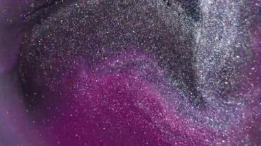 Boya dökümü. Mürekkep sıçraması. Soyut akrilik sanat arkaplanındaki mor, gümüş rengi, parlak parçacıklar, canlı damlacıklar..