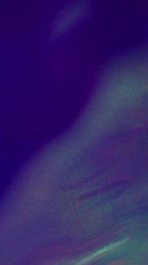 Dikey video. Lens fişeği. Yanık bulanıklığı. Karanlık soyut ışıltı arka planında mistik bir ışık parlaması. Eski film ışını mor yansıma sanat efekti.