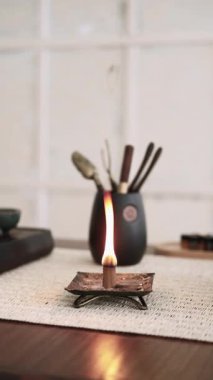 Dikey video. Tütsü yanıyor. Ruhani uygulama. Meditasyon için araçlar yoga aktivitesi zihinsel sağlık duman hedef oryantal atmosfer.