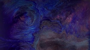 Parlak. Görüntü pırıltısı damlıyor. Odaklanmamış mavi bronz mor renkli ıslak desen su demeti soyut koyu siyah arkaplan üzerine dökülüyor..